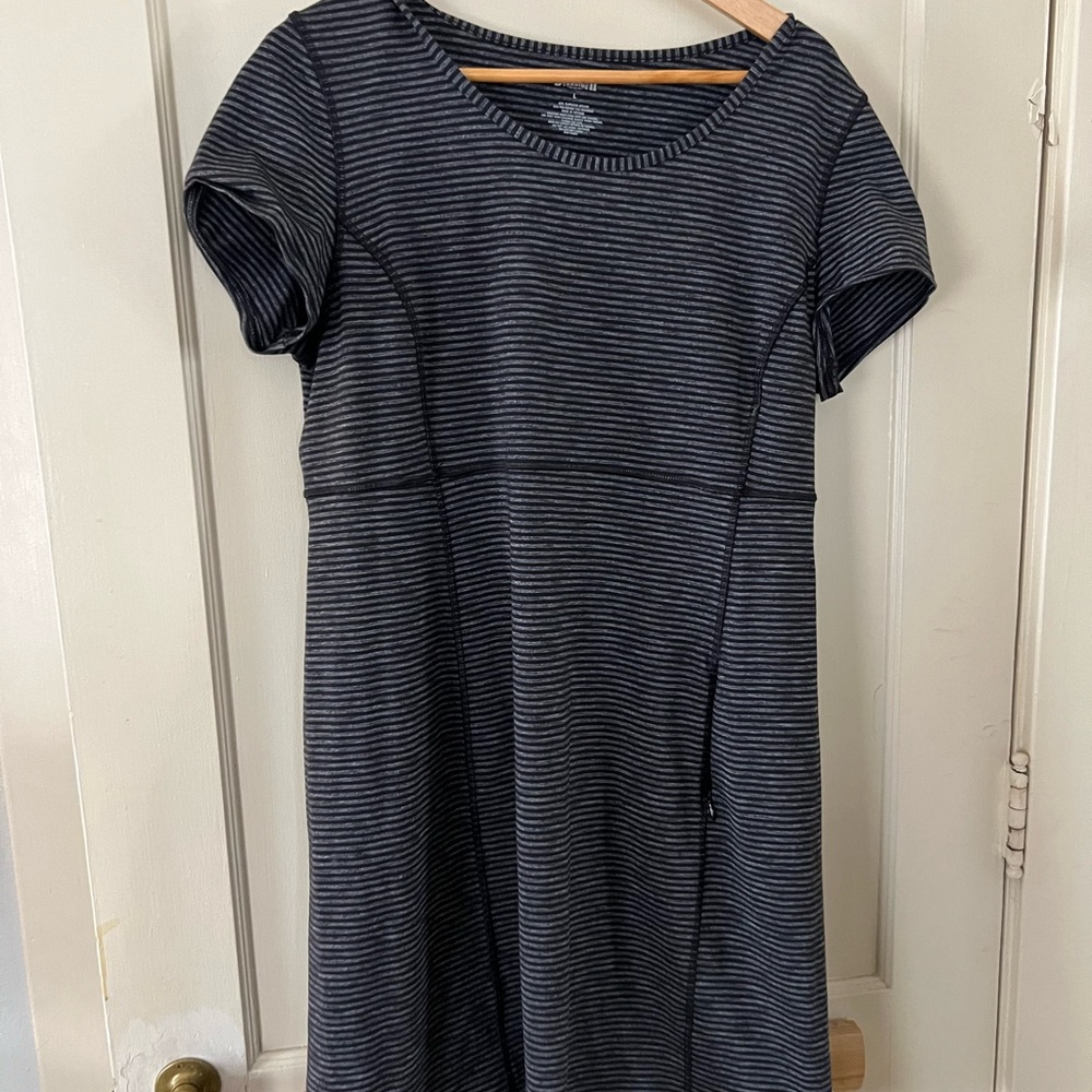 Duluth Trading Company NoGA active short sleeve e dress black/gray stripe large